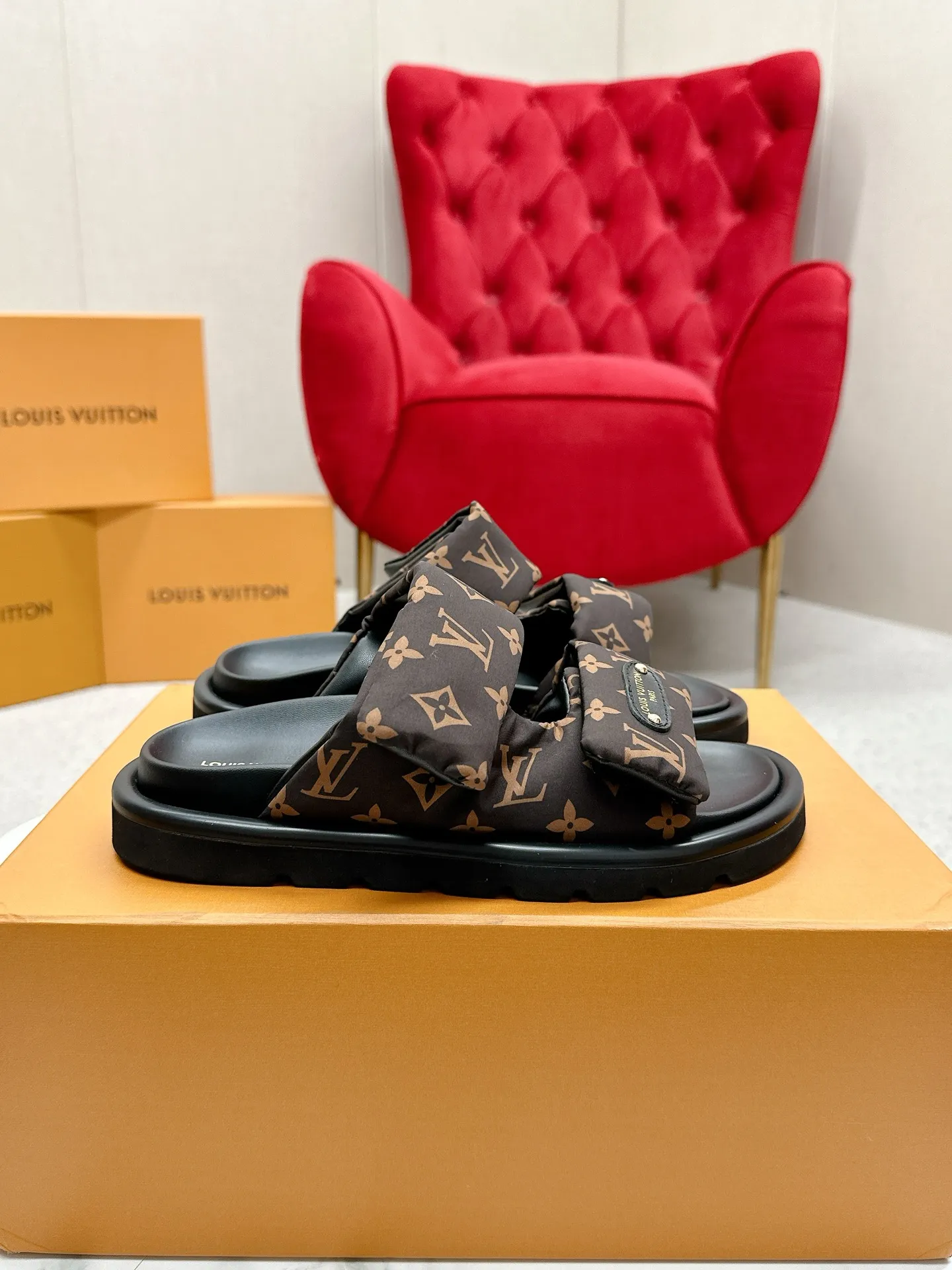 P340 yuan LV Louis Vuitton Full of high-end feel! A popular model among bloggers at home and abroad, it’s retro and fashionable, and looks stunning on your feet! Mainly recommended model on the official website★ ━━━━━ ЅᏇєєt ━━━━━ ▪️Upper: original calfskin ➕5D printing process ▪️Inner: imported mixed sheepskin ▪️Outsole: original molded foam outsole ▪️Size: Female 35-40 Men's 39-44 (women's 41 men's 45)
